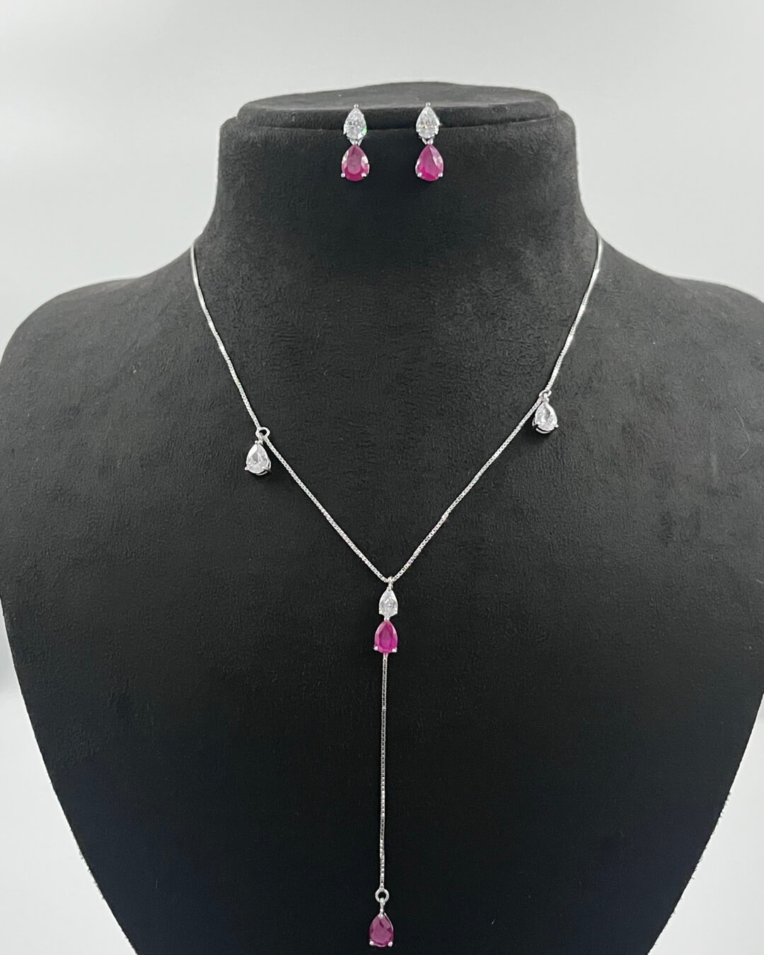 PEAR RED AND WHITE WITH ATTACHED CHAIN - Mon Tresor